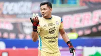 Kiper Rans Nusantara FC, Wawan Hendrawan saat melawan Persija Jakarta pada laga BRI Liga 1 di Stadion Patriot Candrabhaga, Bekasi, Jumat (3/2/2023). Rans Nusantara FC kalah dengan skor 1-3. (Bola.com/M Iqbal Ichsan)