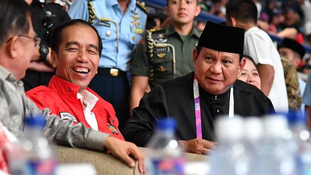 Potret Jokowi - Prabowo Peluk Atlet Silat Peraih Emas Asian Games 2018
