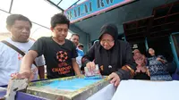 Wali Kota Surabaya Tri Rismaharini mencoba menyablon di Dolly Saiki Expo. (Liputan6.com/Dian Kurniawan)