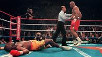 George Foreman menang KO atas Michael Moorer pada 1994. (ringtv.com)