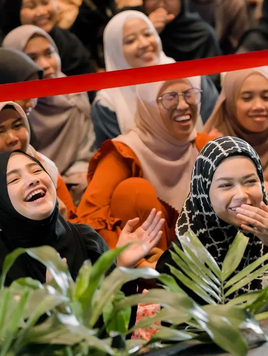 Pasangan sahabat ini terlihat kompak seperti anak kembar dengan busana serba hitam [@ayah_amanah]