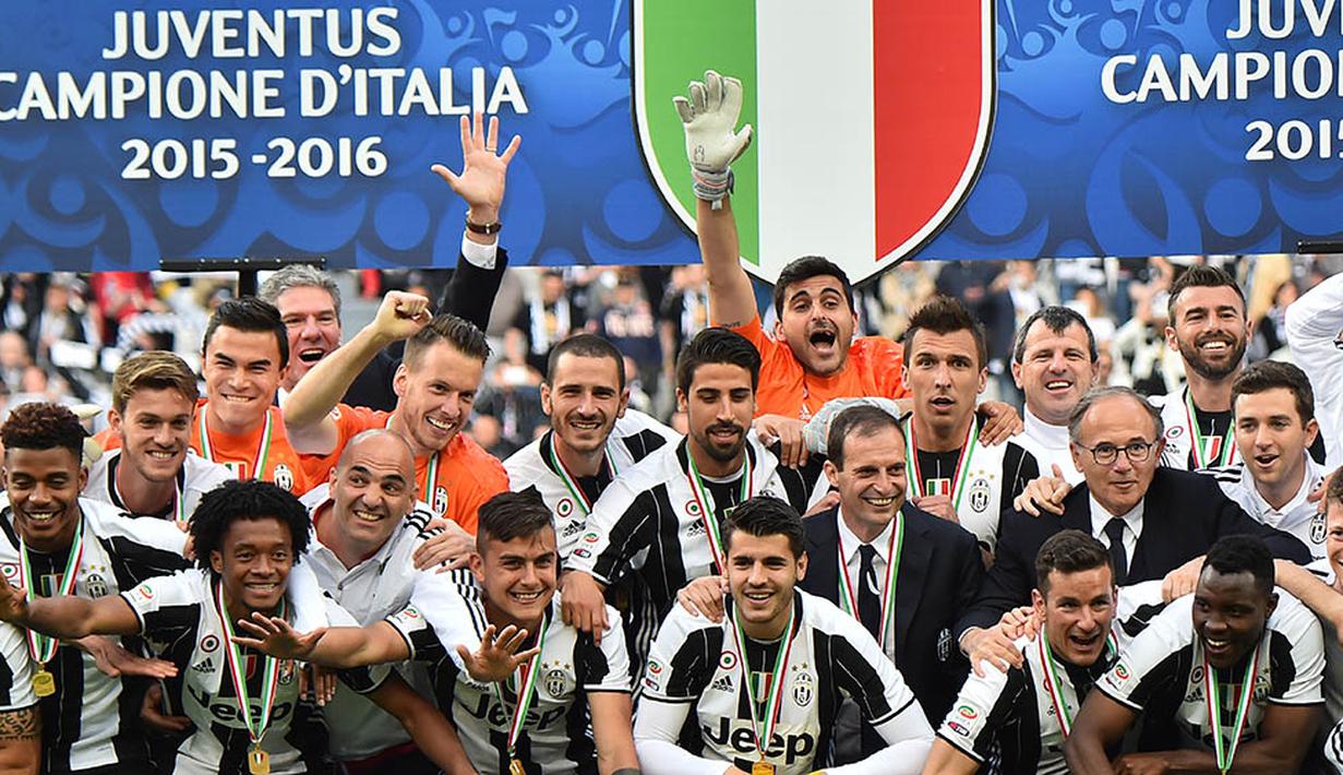 Para pemain dan staff merayakan keberhasilan untuk kelima kalinya secara berturut-turut Juventus meraih gelar scudetto. (AFP/Giuseppe Cacace)