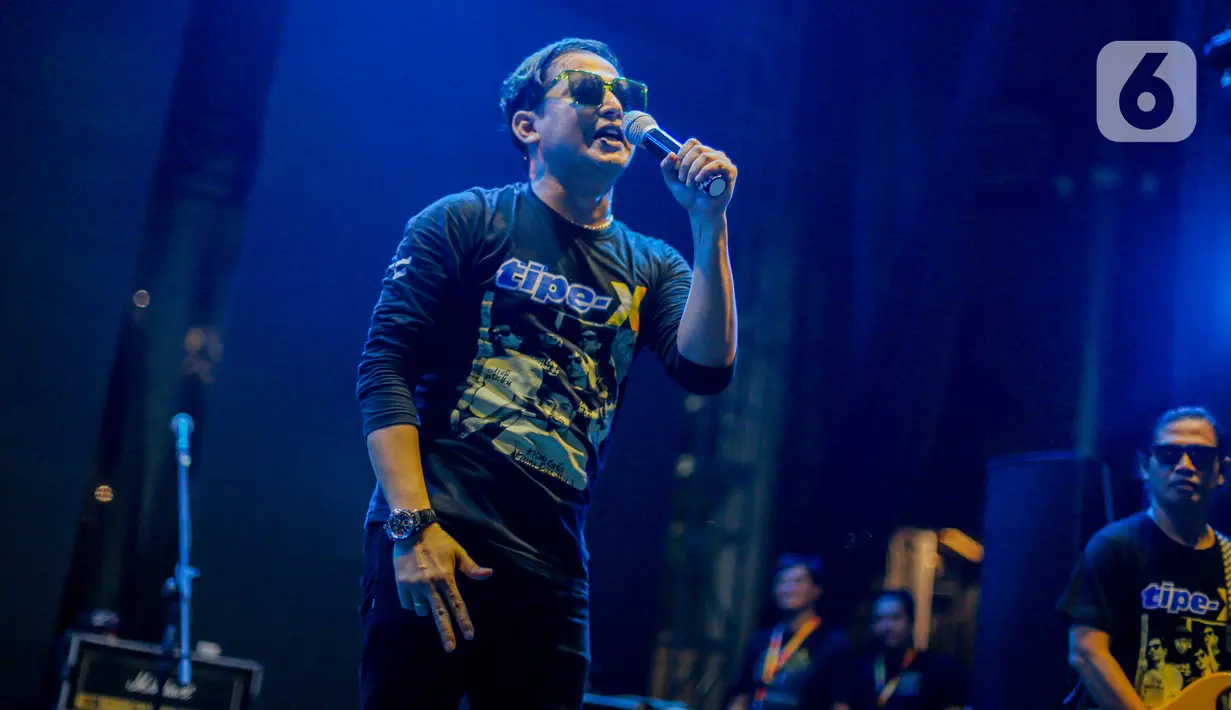 "Assalamualaikum, apa kabar semuanya? Wah banyak juga X Friends (sebutan penggemar Tipe-X) yang datang," ujar Tresno, ketika menyapa penonton dari atas panggung. (Liputan6.com/Faizal Fanani)