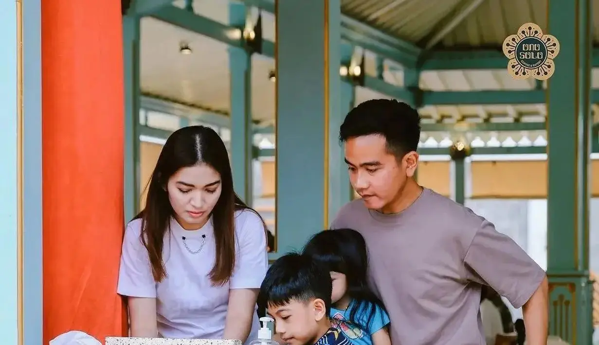 Potret keluarga kecil Gibran dan Selvi Ananda yang harmonis. Di sini semuanya terlihat mengenakan outfit kasual. [Foto: Instagram/selvie_ananda_]