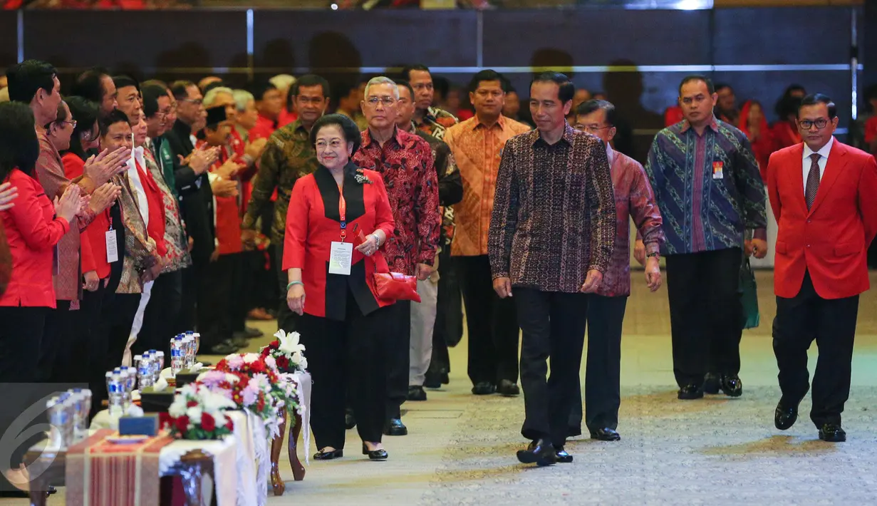 Presiden Joko Widodo didampingi Ketua Umum PDIP Megawati Soekarnoputri menghadiri Rakernas I PDIP di Jakarta, Minggu (10/1/2016). Rakernas tersebut bertajuk 'Mewujudkan Trisakti dengan Pembangunan Nasional Semesta Berencana'. (Liputan6.com/Faizal Fanani)