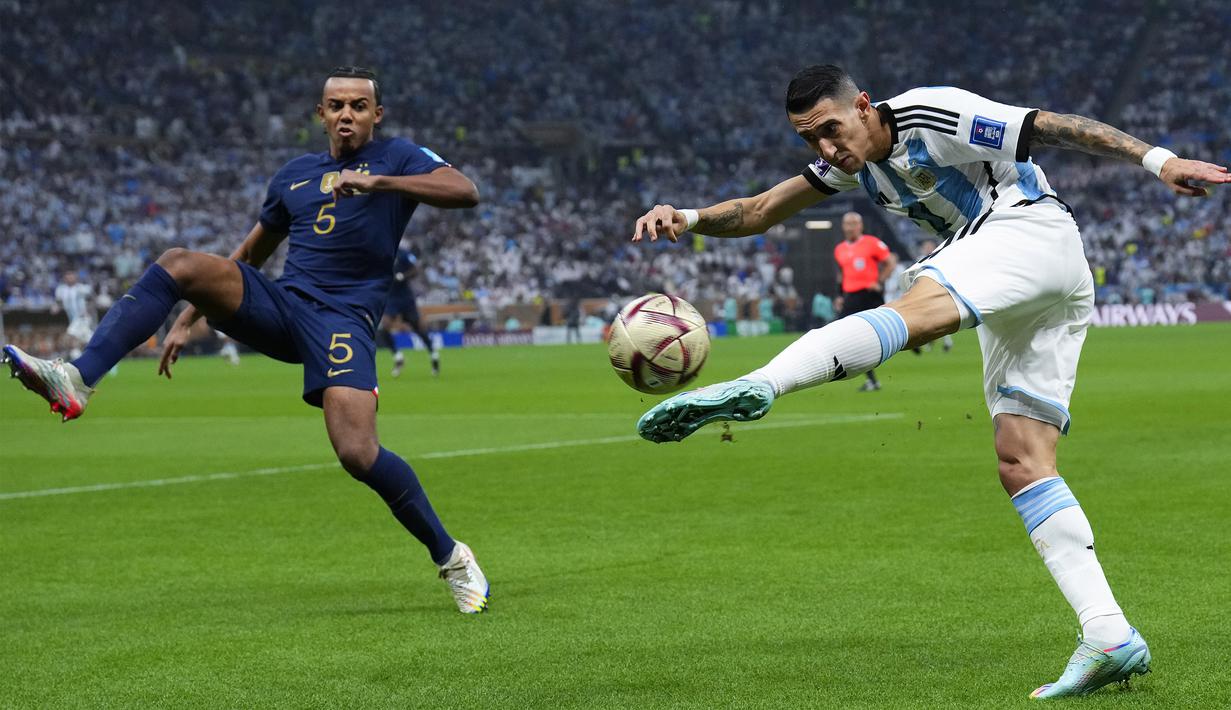Argentina terus menyerang pertahanan Prancis lewat Angel Di Maria, namun Jules Kounde (kiri) terus membayangi pergerakan pemain Juventus itu. (AP Photo/Natacha Pisarenko)