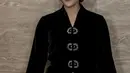 Erina Gudono sendiri kenakan kebaya velvet hitam dipadukan rok batik prada dari Ghea Panggabean [@erinagudono]