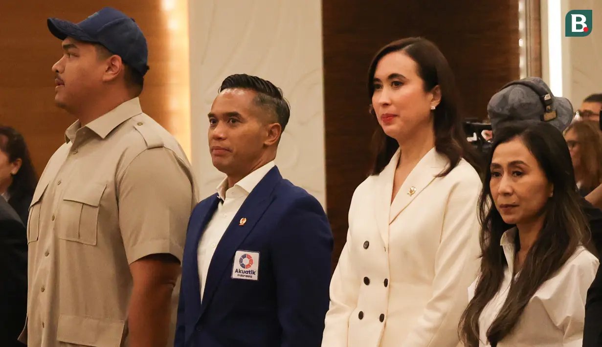 Ketua Umum Federasi Akuatik Indonesia, Anindya Bakrie (tengah) bersama Menteri Pemuda dan Olahraga, Dito Ariotedjo (kiri) dan Widiyanti Putri Wardhana pada acara pelatihakan pengurus baru yang digelar di Hote JS Luwansa, bilangan Kuningan, Jakarta Selatan pada Senin (4/8/2025) sore WIB.