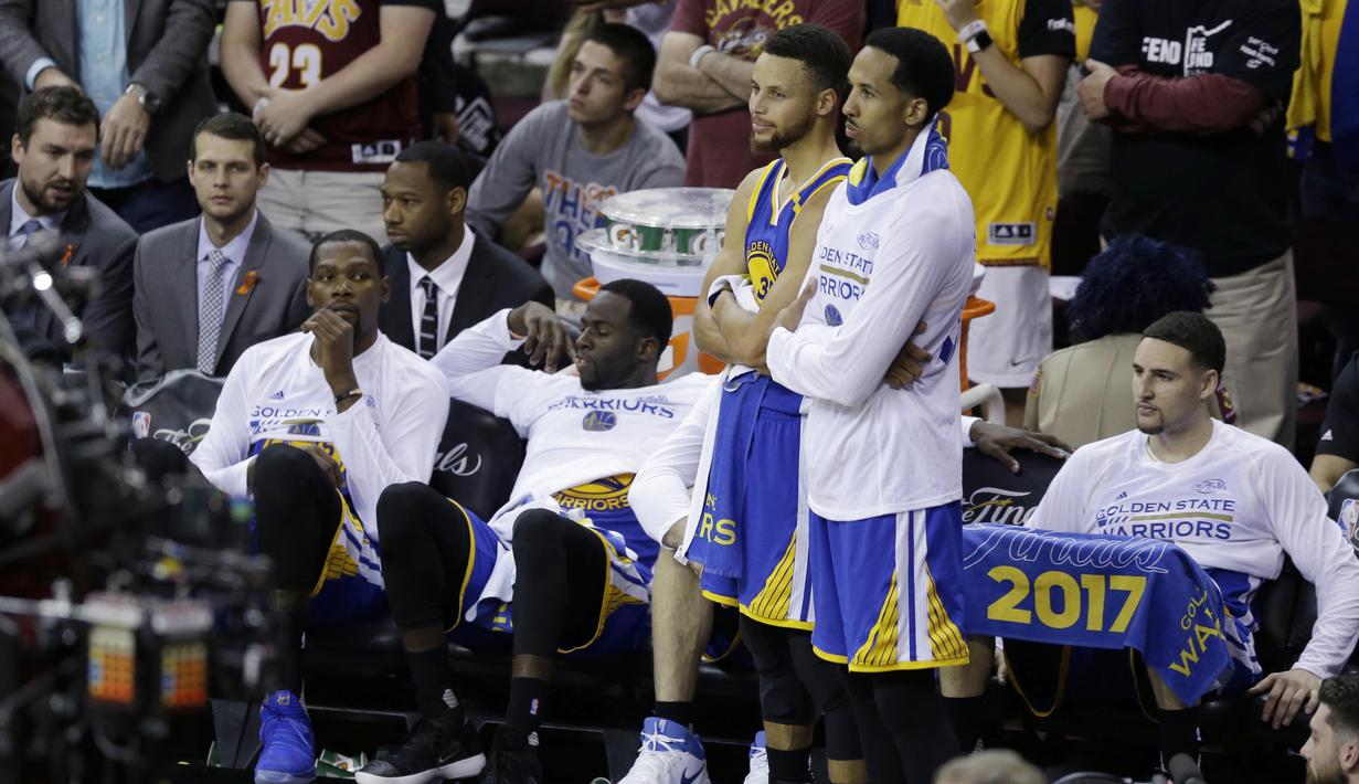 Ekspresi para pemain Warriors usai kalah dari Cleveland Cavaliers pada gim keempat Final NBA 2017 di Quicken Loans Arena, Cleveland, (9/6/2017).  Cleveland menang 137-116. (AP /Tony Dejak)