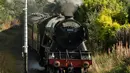 Lokomotif uap Flying Scotsman berjalan di sepanjang jalur East Lancashire Railway di dekat stasiun Irwell Vale, Inggris, 5 September 2018. Menjalani proyek restorasi sekitar 4,2 juta pound, kereta uap ini kembali ke jalurnya pada 2016. (OLI SCARFF/AFP)