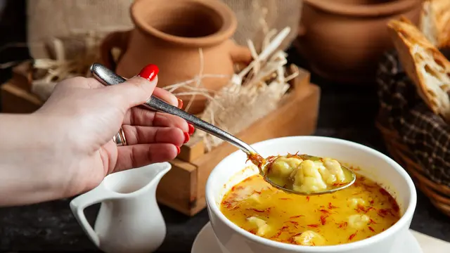 Ilustrasi sup ayam labu kuning