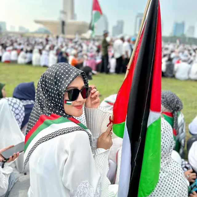 Potret 6 Artis Pakai Jilbab Motif Bendera Palestina, Mendukung dengan Berbagai Cara