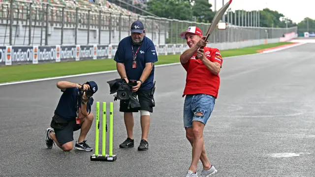 Pembalap MotoGP Bermain Kriket
