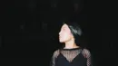Kali ini, ia tampil edgy dengan long sleeve net top sebagai luaran plisket dress-nya. [@bernadyaribka].