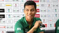 Kiper Persebaya Surabaya, Miswar Saputra, saat jumpa di Rumah Dinas Wakil Walikota Surabaya, Minggu (25/11/2018) siang. (Bola.com/Aditya Wany)