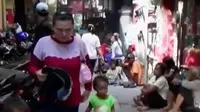 Puluhan pengemis musiman dan anak-anak berebut angpao di Klenteng, hingga wisata ancol menjadi pilihan warga Jakarta.