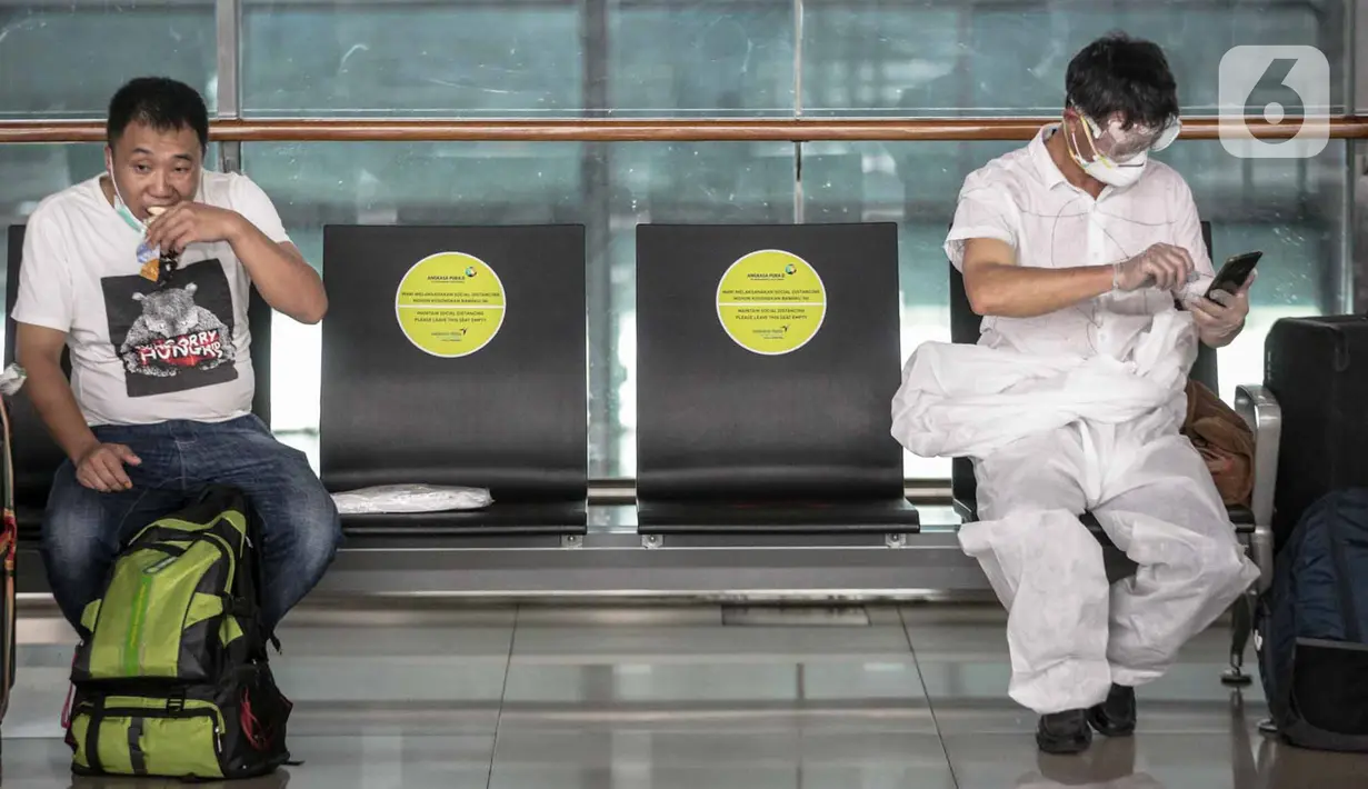 Sejumlah calon penumpang pesawat menggunakan alat pelindung diri (APD) di Terminal 3 Bandara Soekarno-Hatta (Soetta), Tangerang, Banten, Senin (11/5/2020). Calon penumpang menggunakan APD untuk melindungi diri dari penularan virus corona COVID-19. (Liputan6.com/Faizal Fanani)