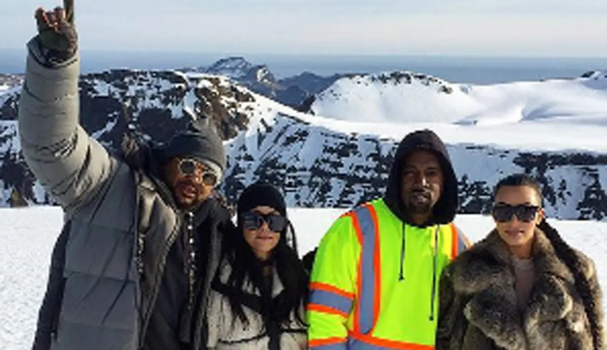 Selain keindahan pesona gletser yang jadi latar belakang foto, keluarga Kardashian pun nampak modis. Tak terkecuali Kanye West, ia mengenakan jaket neon menyala seperti petugas parkir yang dinilai oleh netizen. (viainstagram@kourtneykardash/BIntang.com)