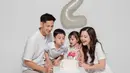 Perayaan ulang tahun Shafanina ini didekor dengan simpel hanya dengan balon angka dua, tetapi sangat manis. Kue ulang tahunnya juga tidak berlebihan, namun membuat Shafanina bahagia merayakan ulang tahunnya kali ini. Ini adalah momen detik-detik ketika Shanin akan meniup lilin. Usianya genap dua tahun, anak kedua Tasya Kamila dan Randi Bachtiar ini makin aktif dan pintar. (Liputan6.com/IG/@tasyakamila)