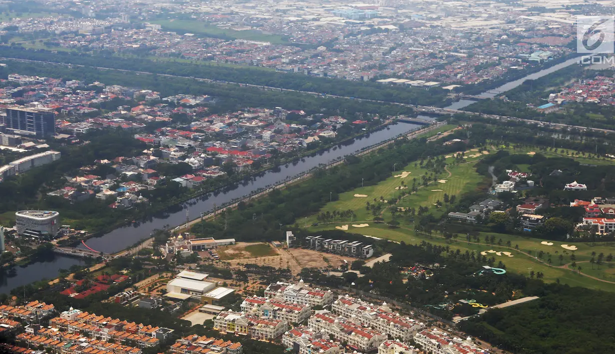Foto udara lansekap Kota Jakarta, Rabu (28/3). Wakil Gubernur DKI Jakarta Sandiaga Uno menyatakan bahwa Jakarta kekurangan 302.219 unit hunian. (Liputan6.com/Immanuel Antonius)