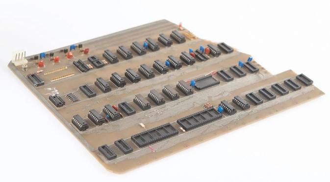 <p>Prototipe komputer Apple-1 milik Steve Jobs dilelang dan diprediksi akan terjual dengan harga lebih dari Rp 7,5 miliar. (Doc:&nbsp;RR Auction)</p>