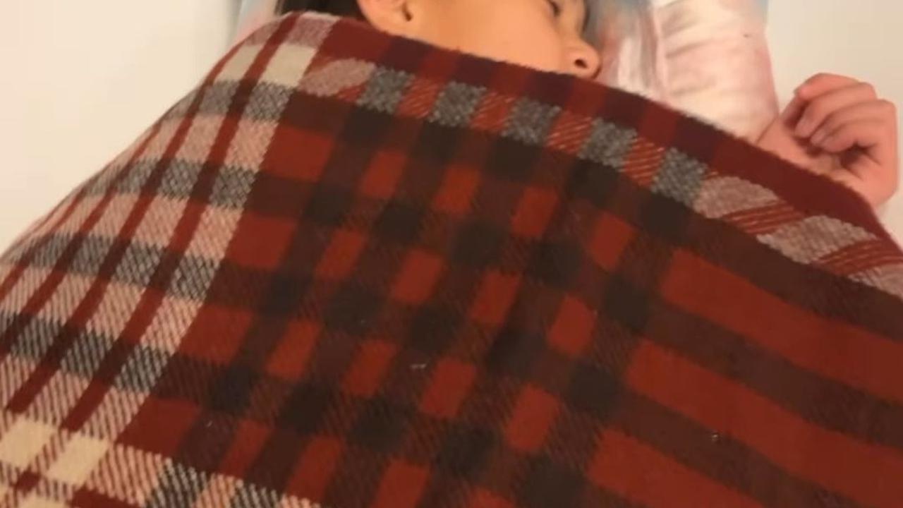 Momen Kocak Rafathar Tertidur di Backstage saat Sang Papa Raffi Ahmad Manggung, Lala 'Serasa di Rumah Pake Bantal, Guling, Selimut