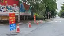 Sebuah jalan ditutup untuk mengontrol lalu lintas di Hanoi, Vietnam, Sabtu (24/7/2021). Vietnam memberlakukan penguncian wilayah (lockdown) selama 15 hari di ibu kota Hanoi mulai Sabtu ketika gelombang virus corona menyebar dari wilayah Delta Mekong selatan. (AP Photo/Hieu Dinh)