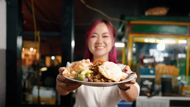 Konten Kreator Gina Angelia menyantap Nasi Goreng Kebuli Apjay