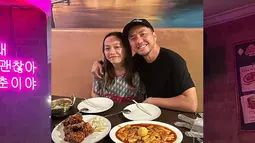 Malam minggu menjadi kesempatan bagi Omesh untuk lebih dekat dengan putri sulungnya. Dalam keterangan unggahannya, aktor berusia 38 tahun ini berharap semoga ia bisa menjadi sosok cowok ideal di mata sang putri. Anaknya genap berusia 12 tahun pada April 2025 mendatang, Ananda Omesh dan Dian Ayu tentunya sangat menjaga pergaulan putri tercintanya itu. (Liputan6.com/IG/@omeshomesh)