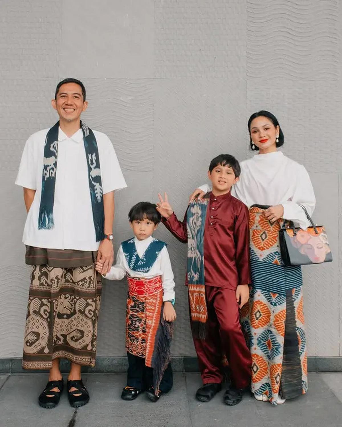Gaya Andien Aisyah dan Keluarga Kompak dengan Kain Nusa Tenggara, Lestarikan Budaya Nusantara
