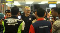 Cristian Gonzales jadi buruan fans di Bandara Hasanudin, Makassar. (Bola.com/Iwan Setiawan)