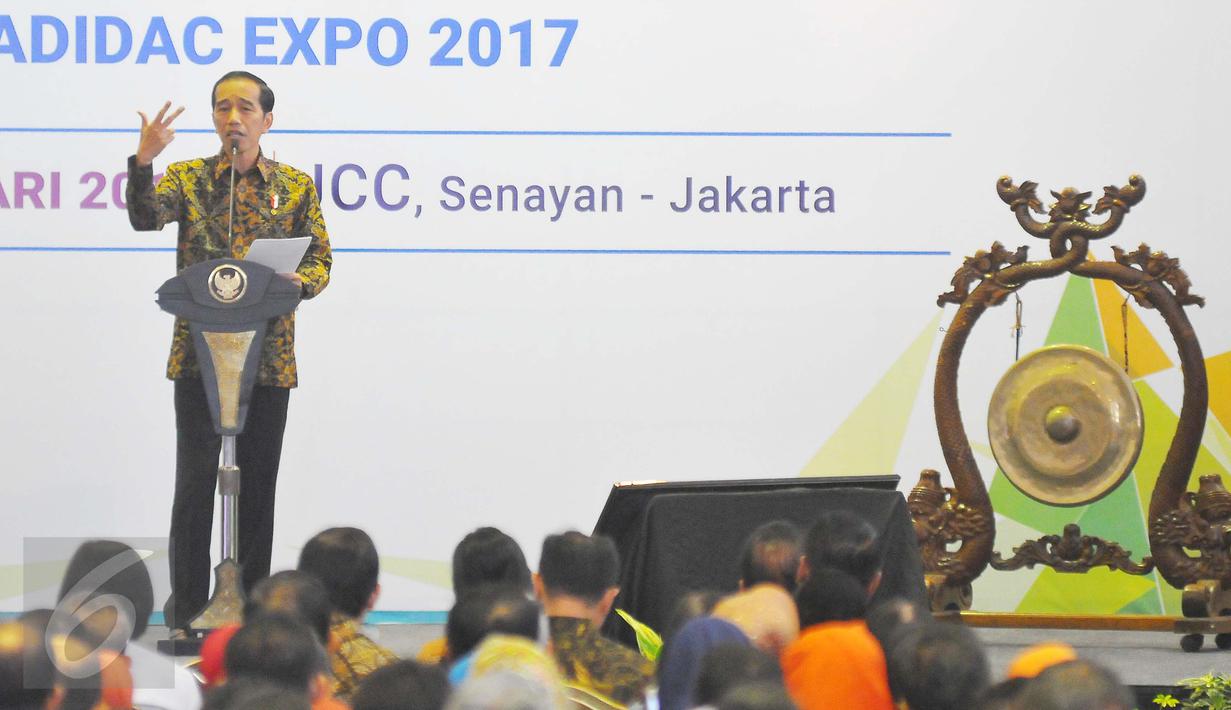 Presiden Joko Widodo (Jokowi) menyampaikan sambutan dalam pembukaan Konferensi Forum Rektor Indonesia 2017 di JCC, Jakarta, Kamis (2/2). Konferensi tersebut bertema "Mewujudkan Amanat Konstitusi Pendidikan Nasional". (Liputan6.com/Angga Yuniar)