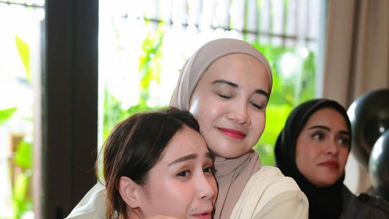 Momen Mengharukan Zaskia Sungkar dan Nagita Slavina Berpelukan, Bukti Persahabatan Sejati