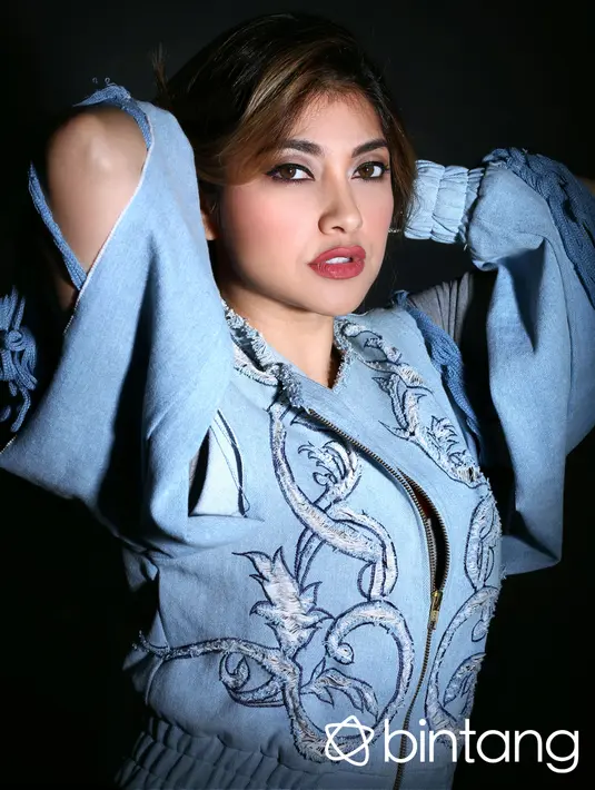 Adik artis senior Ayu Azhari itu bercerita panjang lebar setelah lama tidak terlihat lagi dalam layar kaca. Sejak tahun 2011, pemeran dalam film Daun di Atas Bantal itu memutuskan tinggal di Los Angeles, Amerika Serikat. (Febio Hernanto/Bintang.com)