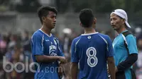 Pelatih Persib Bandung, Djadjang Nudjaman, memberikan instruksi kepada dua wonderkidnya, Febri Hariyadi dan Gian Zola. Meski tanpa Michael Essien latihan Persib tetap mendapat sambutan meriah Bobotoh. (Bola.com/Vitalis Yogi Trisna)