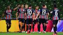 Pemain Eintracht Frankfurt, merayakan gol yang dicetak Stefan Ilsanker ke gawang Werder Bremen pada laga lanjutan Bundesliga di Weser Stadion, Kamis (4/6/2020) dini hari WIB. Frankfurt menang 3-0 atas Bremen. (AFP/Stuart Franklin/pool)