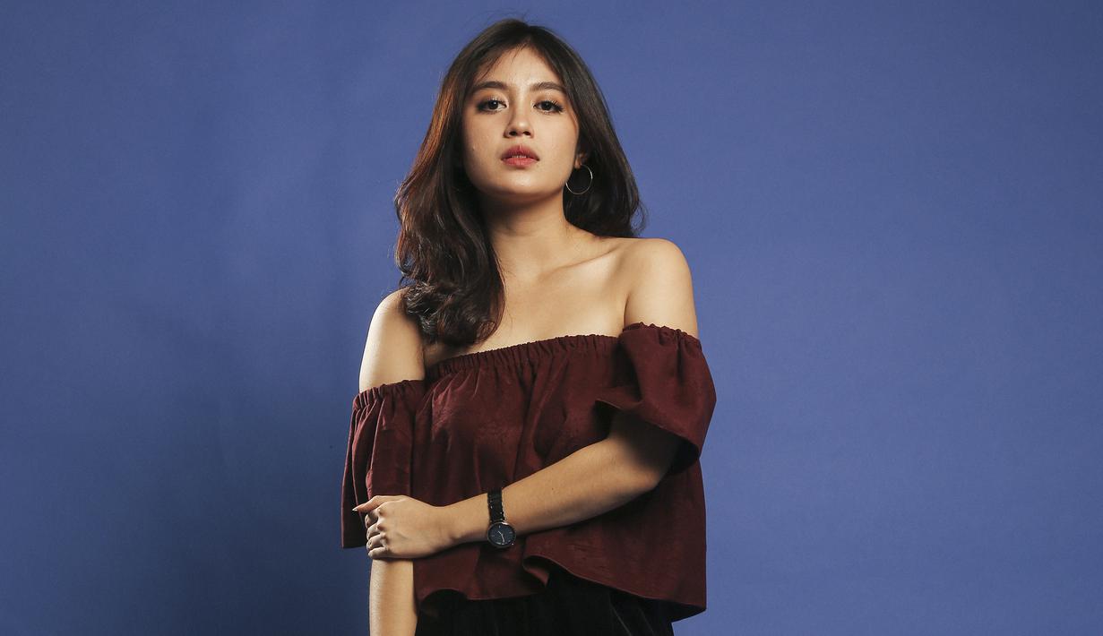 Nabilah Ayu ex JKT 48 berpose saat sesi foto bersama tim Kapanlagi di Studio KLY, Jakarta, Kamis (20/12). Kunjungan ini dilakukan dalam rangka promo film Mata Batin 2. (Kapanlagi/Budi Santoso)