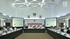 Suasana rapat tentang Percepatan Pemulihan Pasca Gempa Bumi NTB, Jakarta, Senin (12/11). Selain pemulihan pasca gempa, rapat tingkat menteri juga membahas Evaluasi Sosialisasi Penyaluran Bantuan dan Jaminan Sosial. (Merdeka.com/ Iqbal S. Nugroho)