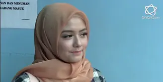 Memutuskan untuk berhijab, Tika Ramlan alami kejadian lucu saat mendapatkan tawaran pekerjaan.