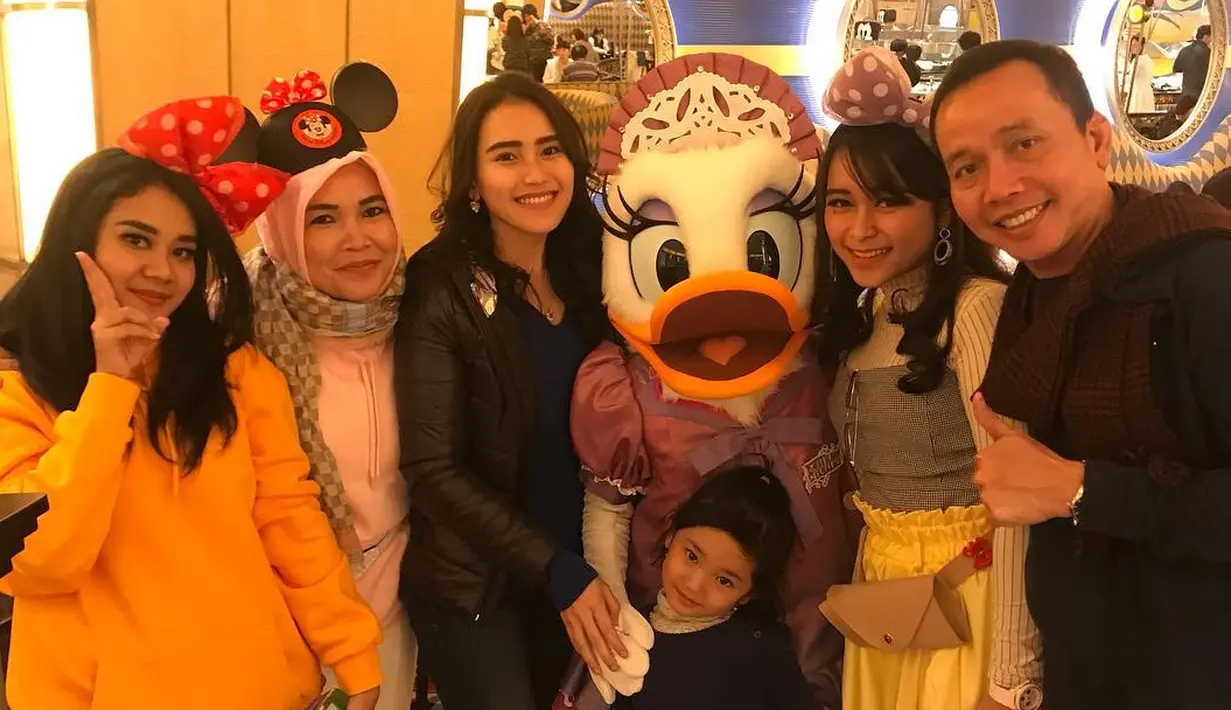 Melihat dari foto-foto yang diunggah Ayu di akun Instagramnya terlihat rona bahagia terpancar di wajah Ayu dan keluarganya. Tampak mereka sangat menikmati liburan singkatnya itu di Jepang. (Instagram/ayutingting92)