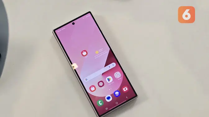 <p>Smartphone layar lipat terbaru Samsung Galaxy Z Fold 6 dalam warna Pink. (Liputan6.com/ Agustin Setyo Wardani)</p>