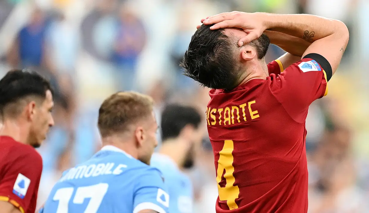 AS Roma langsung merespon pada menit ke-15. Tandukan Bryan Cristante usai menerima umpan Jordan Veretout masih melebar tipis di sisi gawang. (AFP/Vincenzo Pinto)