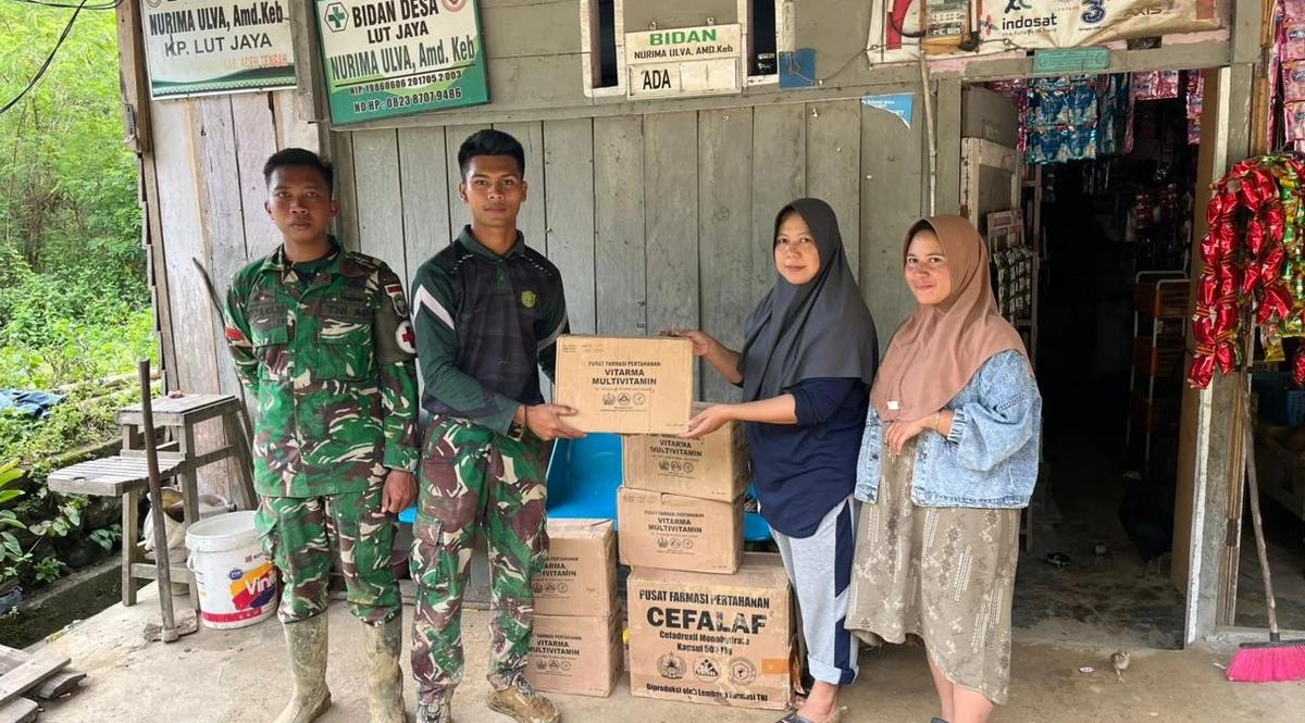 FOTO: Tim Kesehatan Kodam Iskandar Muda Tempuh Medan Berat Salurkan Obat ke Desa Terisolir di Aceh Tengah