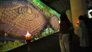 Pengunjung menikmati pengalaman imersif Purwacarita Borobudur di Galeri Indonesia Kaya, Grand Indonesia, Jakarta, Selasa (1/9/2026). Karya tersebut memadukan teknologi Ethical AI, proyeksi visual, dan teater imersif untuk menghadirkan kisah asal mula serta sejarah Candi Borobudur secara interaktif. (KLY/Budy Santoso)