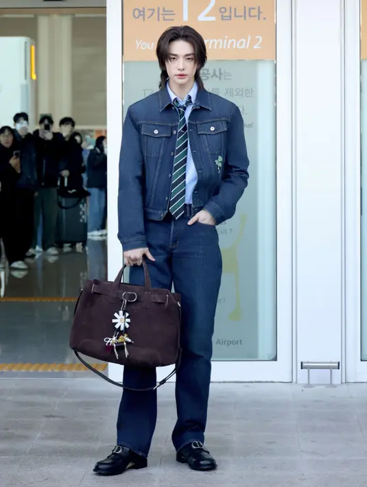 Hyunjin Stray Kids akan hadir di Dior Men’s Winter 26/27 di Paris. Saat otw dari Incheon Airport, Hyunjin pun tampil dengan head to toe Dior. [Dok. Dior]