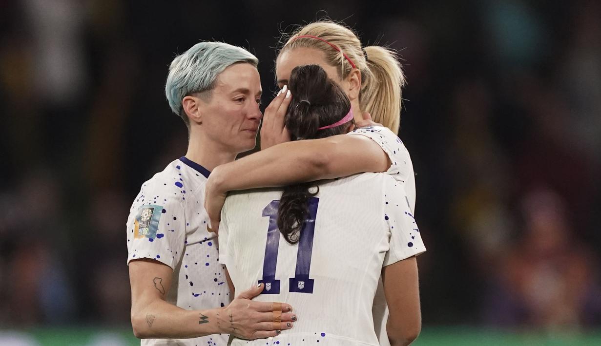 Reaksi kecewa pemain Amerika Serikat, Megan Rapinoe (kiri), Sophia Smith (tengah), dan Lindsey Horan setelah kalah dari Swedia pada babak penalti saat laga 16 besar Piala Dunia Wanita 2023 di Melbourne Rectangular Stadium, Melbourne, Australia, 6 Agustus 2023. (AP Photo/Scott Barbour)