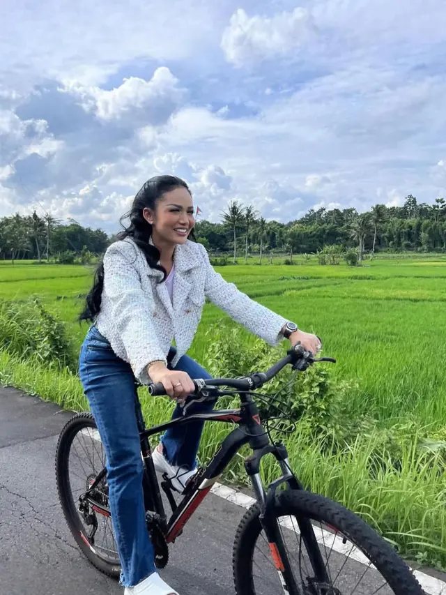 Krisdayanti bersepeda di plataran heritage Borobudur. (credit:instagram.com/krisdayantilemos)