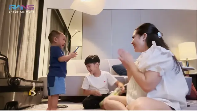 Nagita Slavina menikmati waktu bersama Rafathar dan Rayyanza di Singapura. (Foto: YouTube Rans Entertainment)