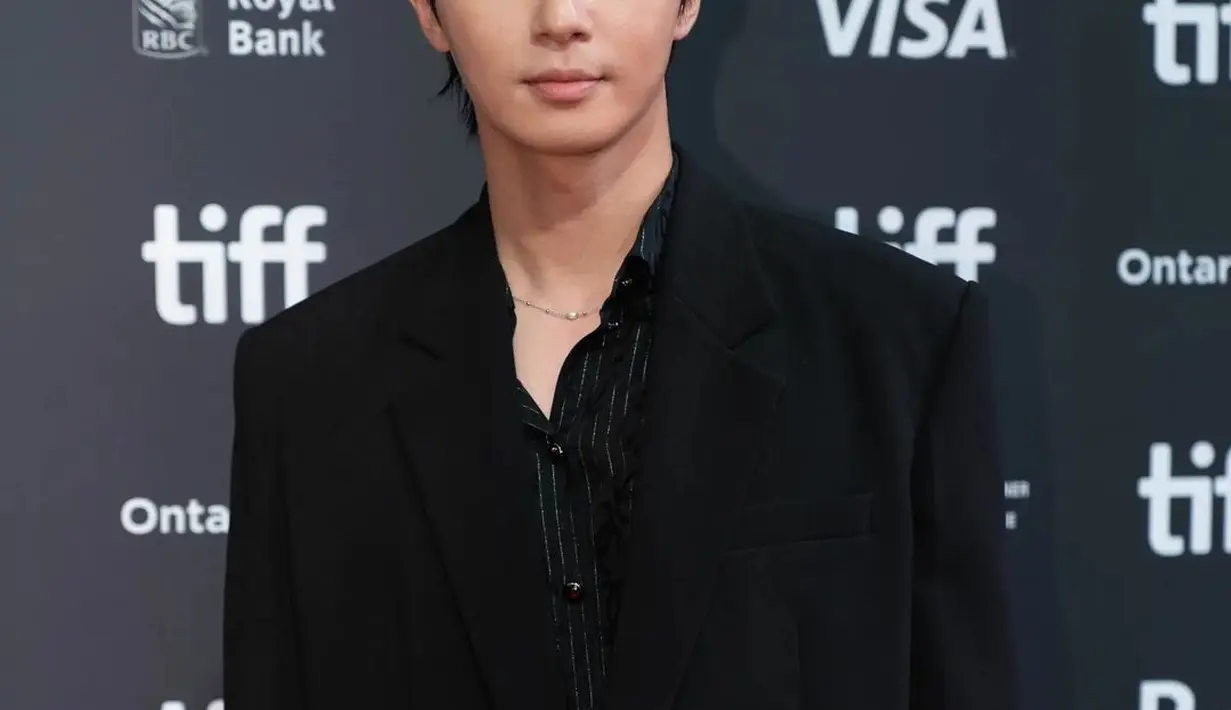 Terlihat juga aktor ternama asal Korea Selatan, Park Seo Joon yang hadir untuk memperkenalkan film yang dibintanginya, Concrete Utopia. Ia tampil gagah dengan setelan jas dan kemeja hitam. [@gabrieldisante]