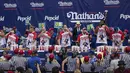 Para peserta lomba makan hot dog selama kontes makan hot dog Nathan's Famous Fourth of July 2023 di bagian Coney Island, Brooklyn, New York, Selasa (4/7/2023). (AP Photo/Yuki Iwamura)
